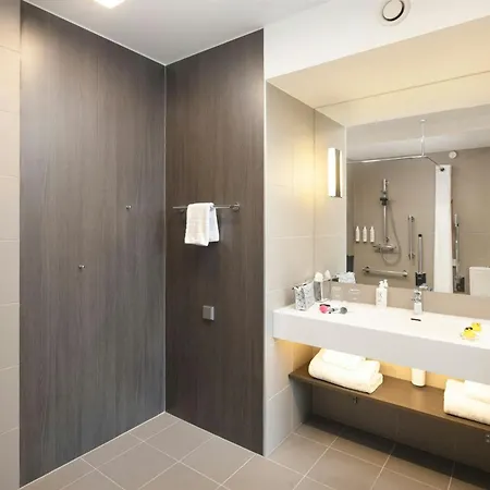 Moxy London Heathrow Airport-3